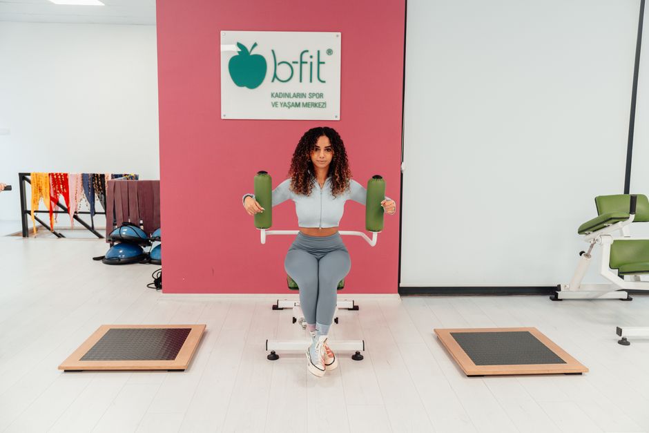 A woman exercising at B-Fit gym in Yalova, Türkiye, focused on fitness and health.